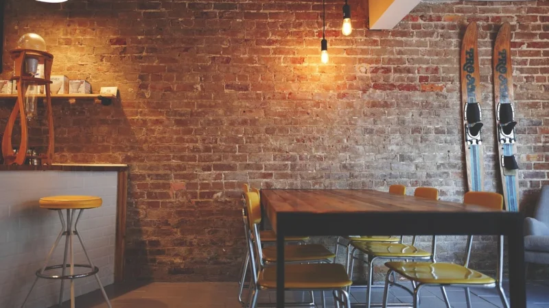 Kluczowe elementy wystroju restauracji przyciągające klientów
