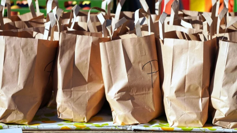 Modne opakowania e-commerce: Torby papierowe, etui na karty podarunkowe i pudełka