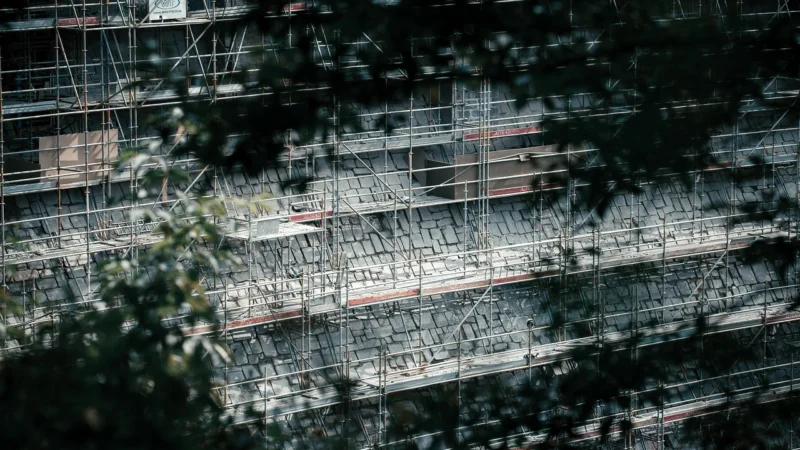 Nowoczesne technologie poprawiające bezpieczeństwo na placu budowy